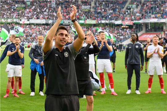 Fußball: 2. Bundesliga, Hannover 96 - Holstein Kiel, 34. Spieltag, Heinz von Heiden-Arena. Kiels Trainer Marcel Rapp klatscht nach dem Schlusspfiff.