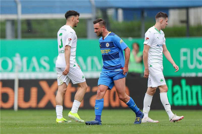 DFB sperrt Braunschweigs Krauße für zwei Spiele Fußball: 2. Bundesliga, SpVgg Greuther Fürth - Eintracht Braunweig, 32. Spieltag, Sportpark Ronhof Thomas Sommer. Robin Krauße (M) von Eintracht Braunschweig geht nach seinem Platzverweis mit Roter Karte vom Feld.