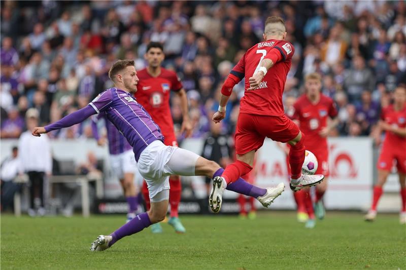 Fußball: 2. Bundesliga, VfL Osnabrück - Hertha BSC, 34. Spieltag im Stadion an der Bremer Brücke. Osnabrücks Jannes Wulff (l) im Kampf um den Ball mit Herthas Peter Pekarik (r).