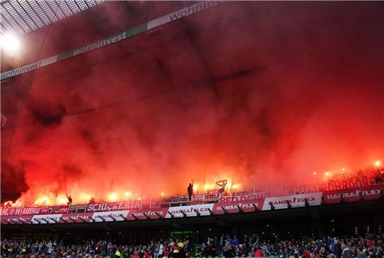 Fußball: Bundesliga, 31. Spieltag, Werder Bremen - Bayern München, im wohninvest Weserstadion. Bayern-Fans brennen auf der Tribüne Feuerwerkskörper ab.