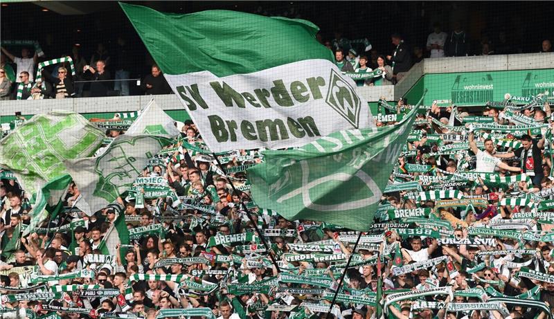 Fußball: Bundesliga, Werder Bremen - Bayern München, 31. Spieltag, wohninvest Weserstadion. Werder Fans schwenken die Fahnen.
