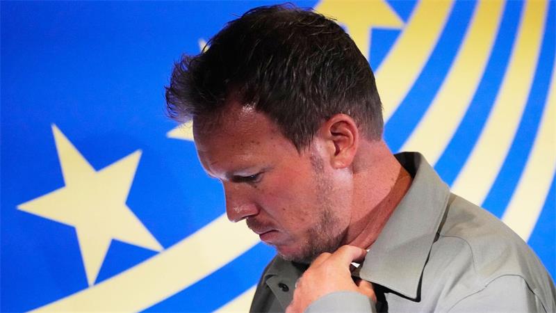 Das Bild zeigt Julian Nagelsmann von der Seite mit hängendem Kopf.