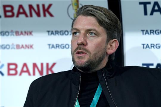 Fußball DFB-Pokal 1. Runde, Preußen Münster - FC Bayern München im Preußenstadion in Münster. Sportdirektor von Münster, Peter Niemeyer, sitzt auf der Bank.