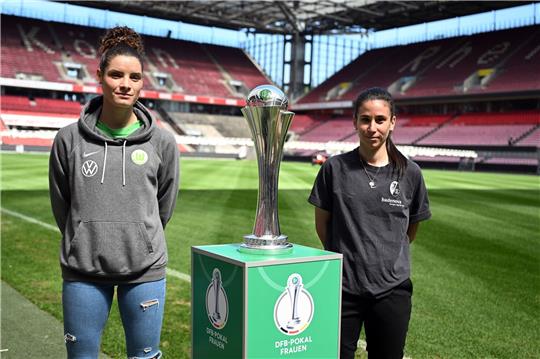 Fußball: DFB-Pokal, Finale, Frauen, Dominique Janssen (l) vom VfL Wolfsburg und Hasret Kayikçi vom SC Freiburg stehen neben dem DFB-Pokal der Frauen.