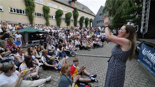 Fußball-Fan Susi Ohde aus Schleswig-Holstein animiert das Publikum zum Feiern.
