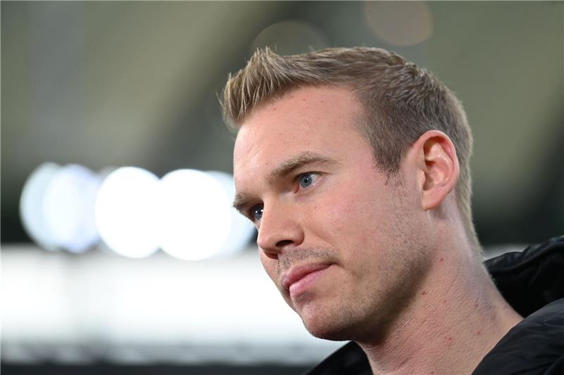 Wolfsburg-Coach über Wachablösung: „Komplettes Medienthema” Fußball, Frauen: Bundesliga, VfL Wolfsburg - Bayern München, 17. Spieltag, Volkswagen-Arena. Wolfsburgs Trainer Tommy Stroot steht vor dem Spiel im Stadion.