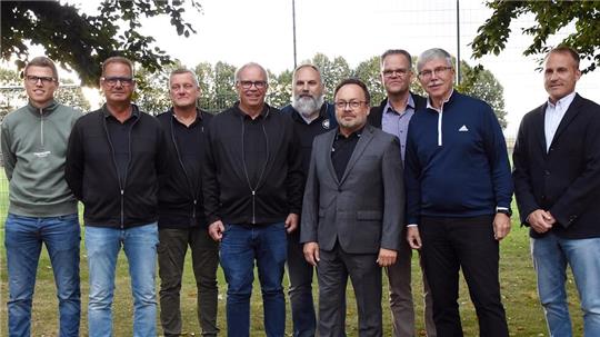 Fußball-Funktionäre im Dialog: Tore Hachfeld, Detlef Dürrbeck, Thomas Ungrad, Christian Biel, Torsten Bogdenand, Rüdiger Nowak, Stefan Voth, Ralph-Uwe Schaffert, Jan Baßler (v.l.).