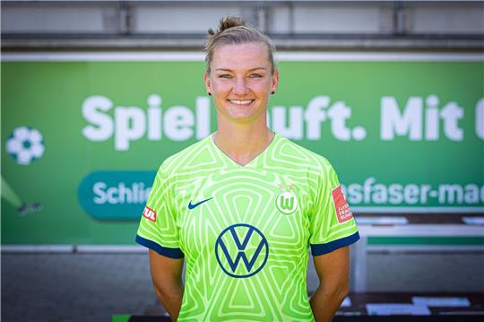 Fußball-Nationalspielerin Alexandra Popp lächelt in die Kamera.