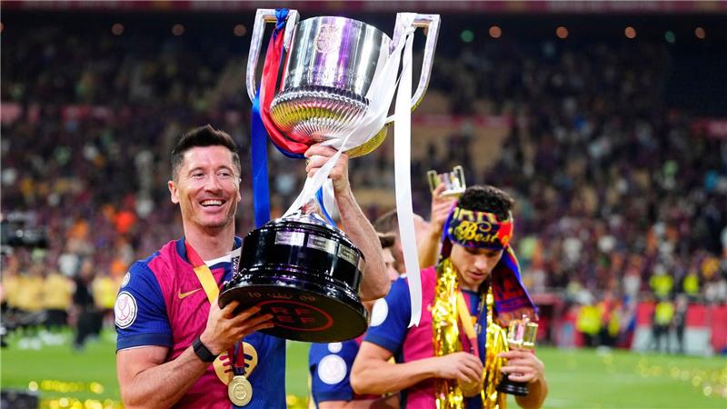 Fußball: Pokal Spanien, FC Barcelona - Real Madrid, Finale, Stadion Estadio de La Cartuja. Barcelonas Robert Lewandowski hebt den Pokal nach dem Sieg.