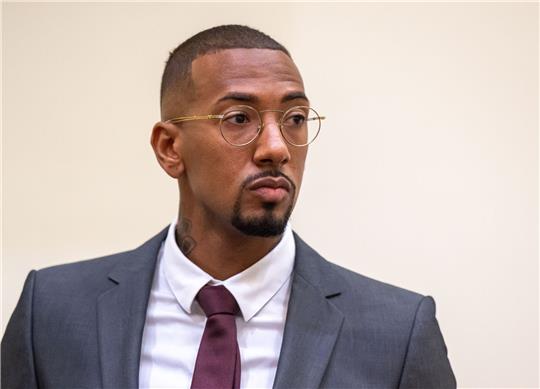 Fußball-Profi und Ex-Nationalspieler Jérôme Boateng steht zu Beginn des Berufungsprozesses im Gerichtssaal.