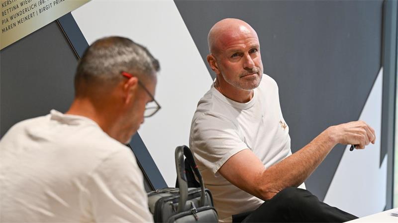 Fußball-Trainer Marco Antwerpen (r/Archivbild).