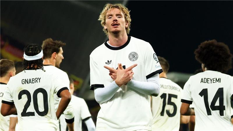 Bilder des Tages Fußball: WM-Qualifikation Europa, Nordirland - Deutschland, Gruppenphase, Gruppe A, 4. Spieltag, Windsor Park, Nick Woltemade (Deutschland) feiert seinen Treffer zum 0:1.