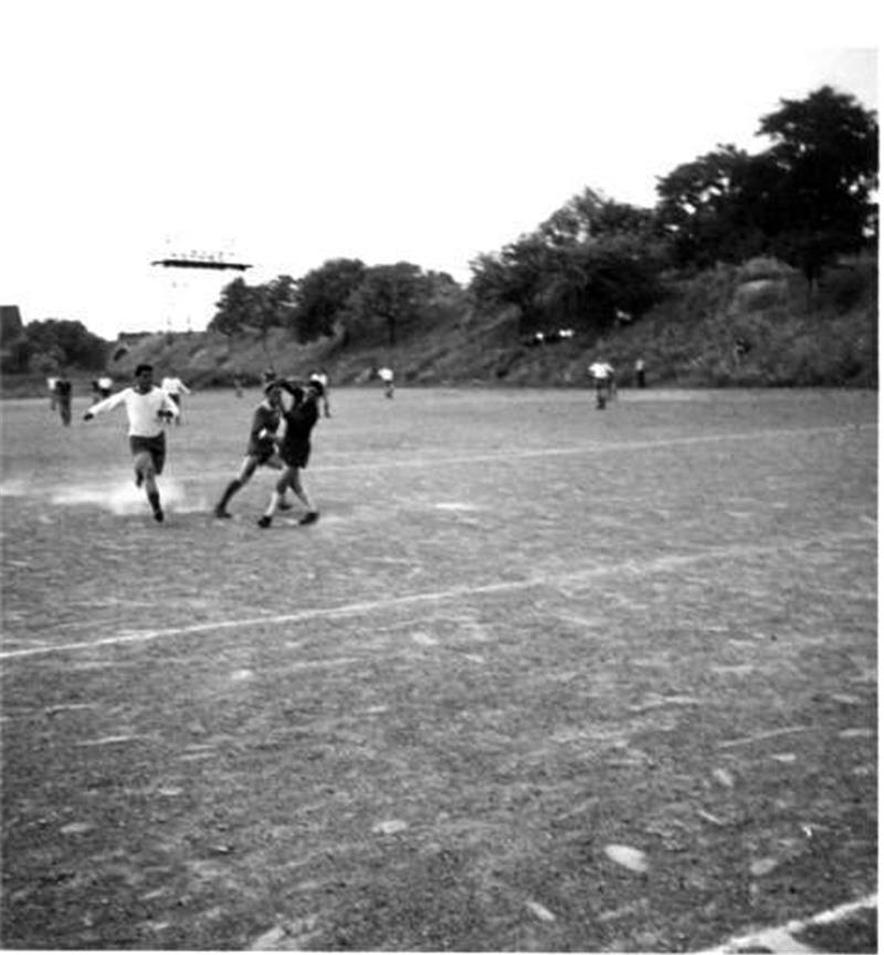 Fußball auf dem Sportplatz an der Radau, Heimstätte der Grün-Weißen aus Schlewecke, vor einem halben Jahrhundert. Im Hintergrund die Seilbahn für den Transport von Eisenerz aus der Grube Friederike zur Mathildenhütte.  Foto: Privat