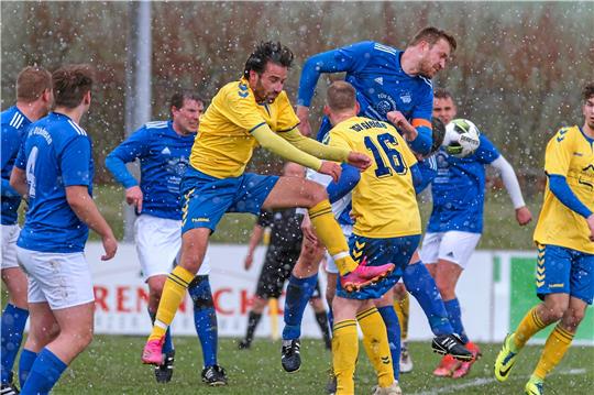 Fußball im April ist kein Scherz: Christoph Ehlers (re.) von der 2. Mannschaft des FC Othfresen behauptet sich gegen zwei Spieler des TSV Gielde. Foto: Drechsler