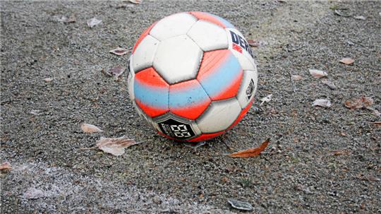 Fußball im November ist zumindest bei den Amateuren bisweilen eine trostlose Angelegenheit.