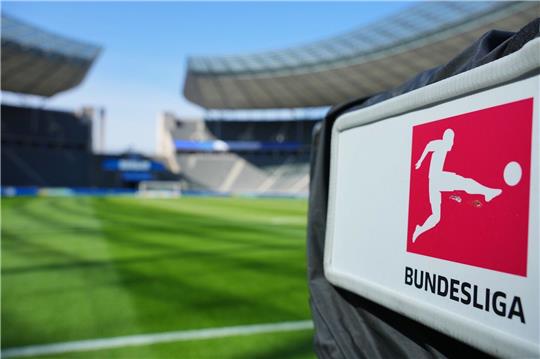 Fußball im TV ist für Fans ein teurer Spaß und durch mehrere Anbieter auch unübersichtlich.
