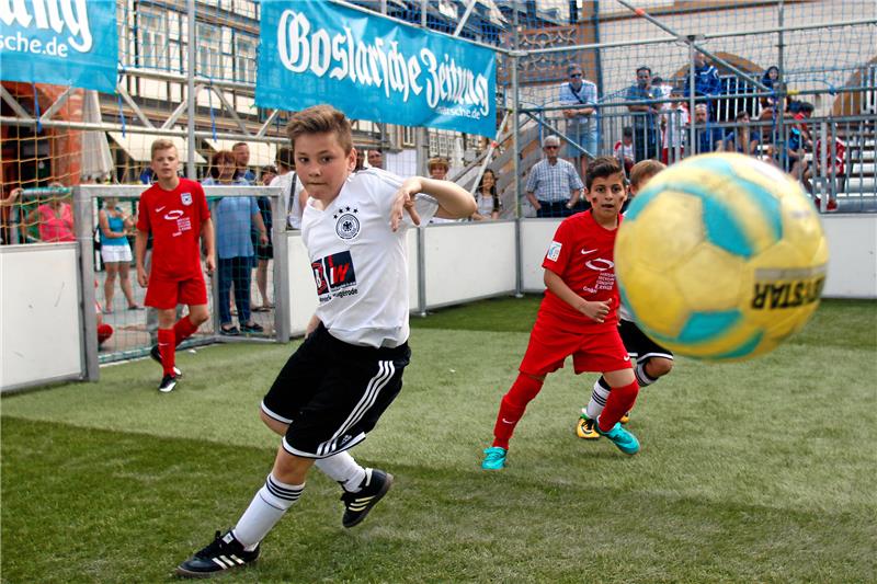 Fußball ist doch hier wie dort so einfach: Das Runde muss immer irgendwie ins Eckige. Bei der GZ-Mini-WM gilt deshalb stets voller Einsatz. Archivfoto: Epping