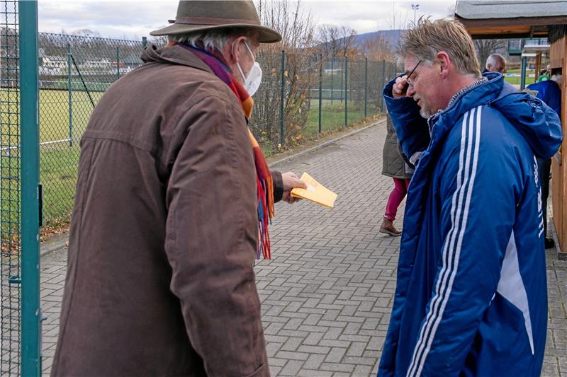 TSG Bad Harzburg gegen Spitzenreiter Vorsfelde nur Sparringspartner Fußball unter 3G-Regeln für Zuschauer: Christian Rogeback (re.) kontrolliert am Eingang des Sportparks. Foto: Drechsler