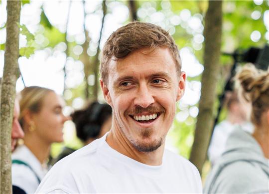 Fußballer Max Kruse lacht.