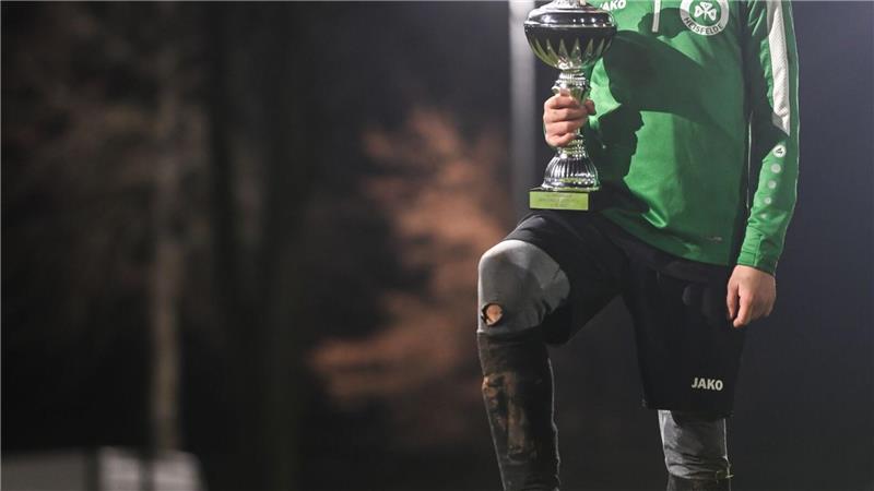 Fußballer Wasen Al-Ali auf dem Sportplatz in Heisfelde.