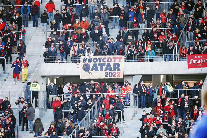 Boykott, Bolzen, Bildung oder Banner: Fan-Szene und die WM Fußballfans rufen mit einem Transparent zum Boykott der WM in Katar auf.