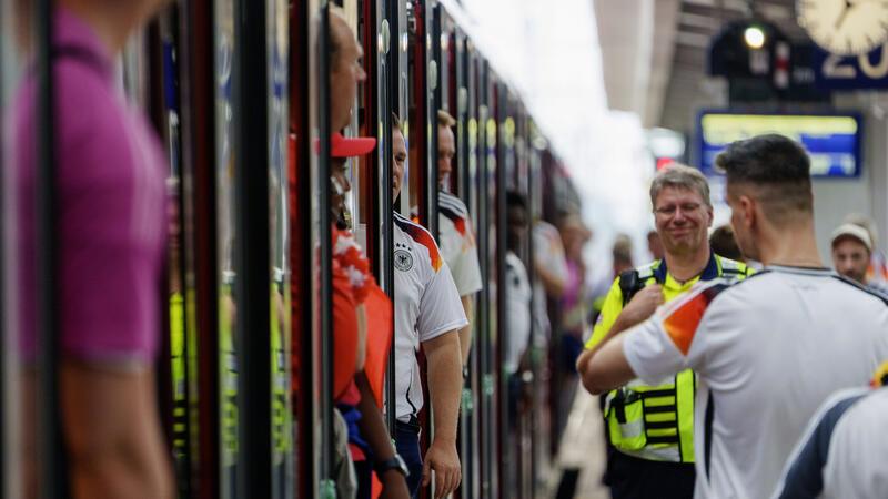 Erfolgsfaktoren im EM-Verkehr Fußballfans warten in einem verspäteten Zug auf die Abfahrt. Fußballfans die mit dem Zug ab Hauptbahnhof zum Deutsche Bank Park, dem Austragungsort der Begegnung Schweiz – Deutschland, kommen wollten, wurden hart geprüft. Die Menschen mussten in völlig überfüllten und verspäteten Zügen bei hohen Temperaturen ausharren.