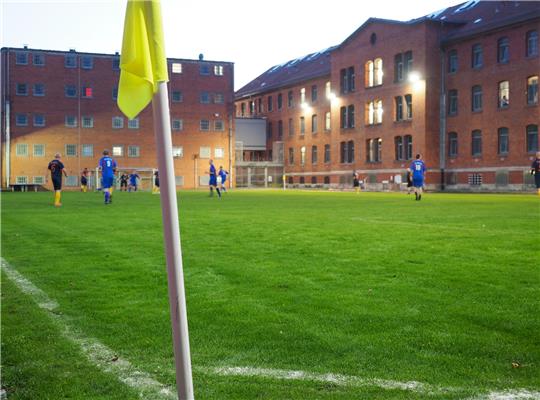 Fußballspielen hinter Gefängnismauern: Juristen des SV Justitia aus Braunschweig treten seit Jahren gegen regelmäßig gegen eine Mannschaft aus Häftlingen der JVA Wolfenbüttel an. Dabei kann es vorkommen, dass ein Staatsanwalt auf den Mann trifft, für den er lebenslange Haft wegen Mordes forderte. Diesmal siegten die Insassen mit 6:2. Foto: Erik Westermann