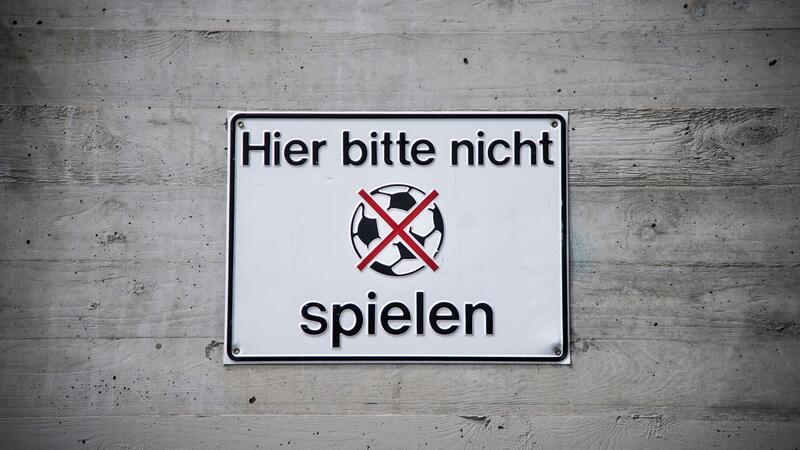Wie Sie als Mieter am besten mit lauten Nachbarn umgehen Fußballspielen macht Lärm - und ist vielen Nachbarn deshalb ein Ärgernis.