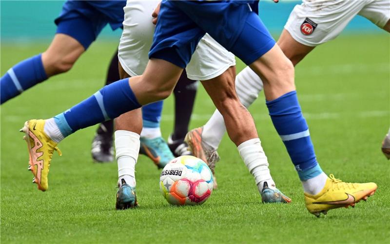 Werders Fritz erklärt Borré-Transfer: „Keine Stammkraft” Fußballspieler kämpfen um den Ball.