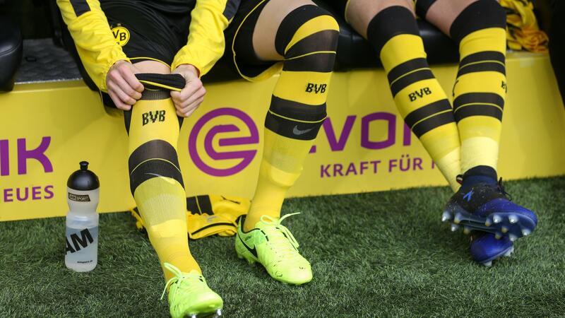 7 Dinge, die du über die Fußball-Ausrüstung wissen musst Fußballstutzen müssen gut sitzen, sollten aber nicht zu eng sein.