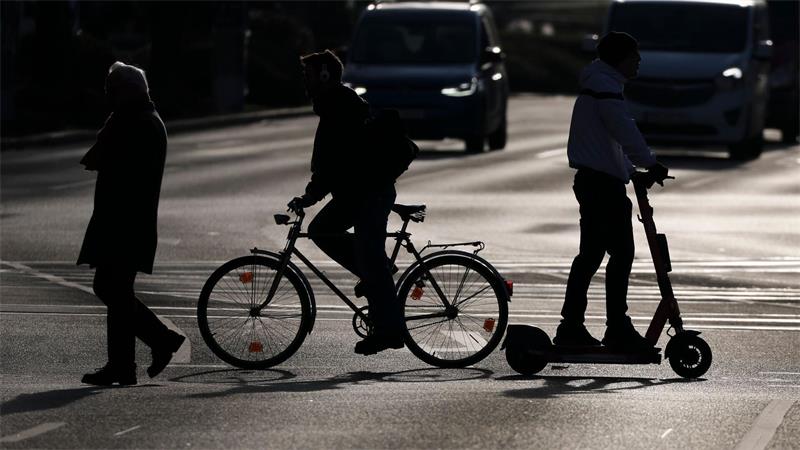 Fußgänger, Radfahrer und Rollerfahrer sind im Straßenverkehr besonders ungeschützt. (Symbolbild)