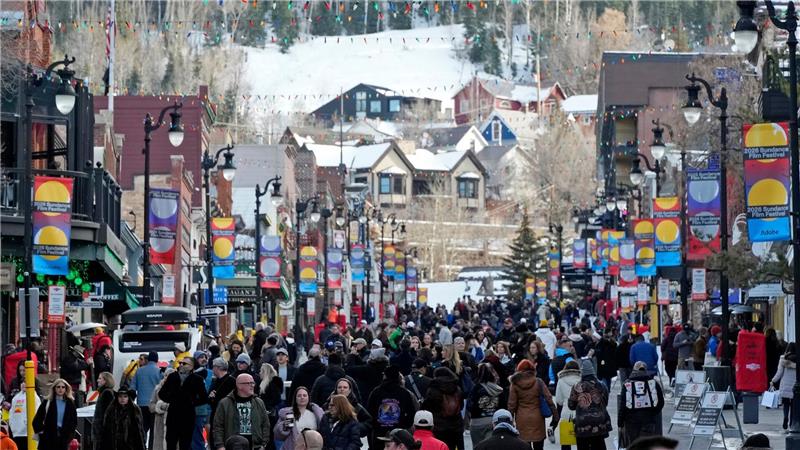 Fußgänger gehen am ersten Tag des Sundance Film Festivals 2026 die Main Street in Park City entlang.