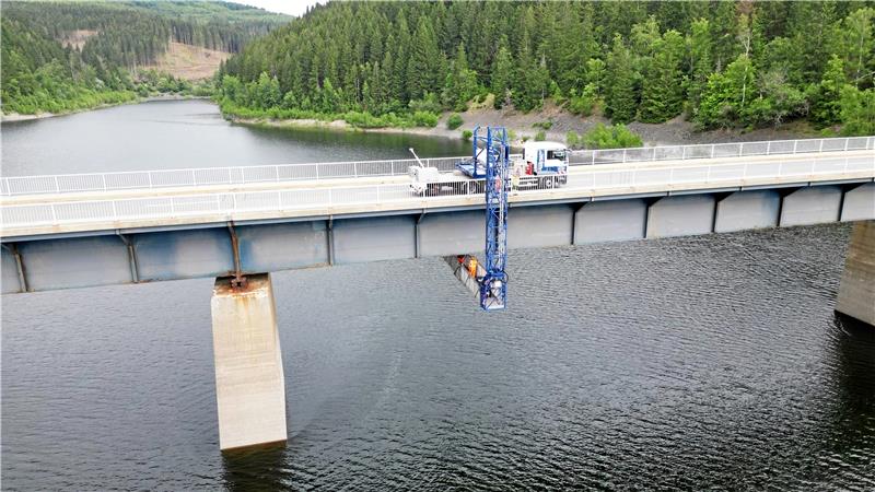 Fachleute überprüfen die Stabilität der Bramke-Brücke Fußgänger und Radfahrer dürfen die Bramke-Brücke schon wieder überqueren. Wann wieder Autos fahren, ist noch offen. Foto: Neuendorf