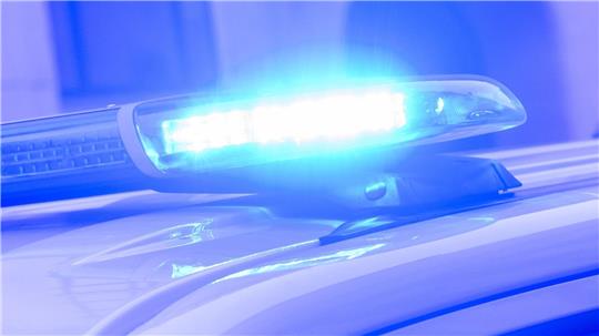 Fußspuren im Schnee führen Ermittler zu Verdächtigen. 