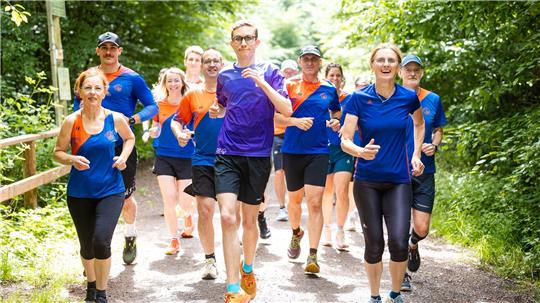 Fynn Thome (18, vorne) trainiert gemeinsam mit den Läuferinnen und Läufern der Lauf- und Triathlonfreunde Lebach (LTF Theeltal) auf einer Waldstrecke bei Lebach.
