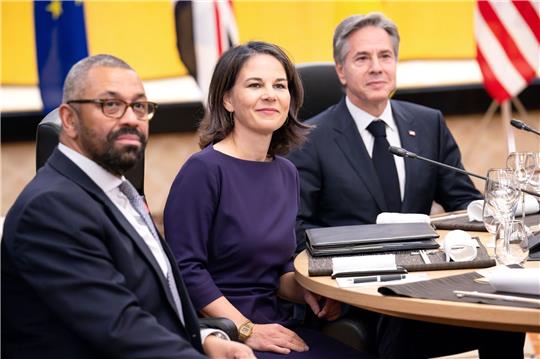 G7-Treffen in Tokio: Bundesaußenministerin Annalena Baerbock zwischen ihren Amtskollegen James Cleverly (l, Großbritannien) und Antony J. Blinken (USA).
