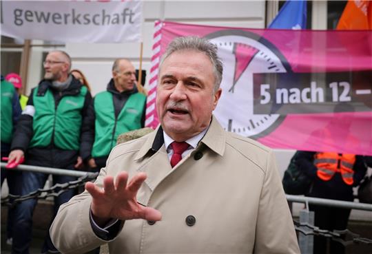 GDL-Chef Claus Weselsky kritisiert «Nieten in Nadelstreifen, mit Millionengehältern», die «keine Ahnung» hätten, «wie man eine Eisenbahn organisiert».
