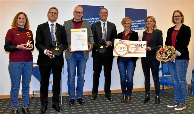 Goslarer HC 09 erhält zum zweiten Mal „Stern des Sports“ in Bronze GHC-Vorsitzender Volker Barckmann (3. v. li.) erhält von den Volksbank-Vorständen Peter Buikis (2. v. l.) und Markus Creydt (4. v. l.) den „Stern des Sports“ in Bronze. Darüber freuen sich auch die Trainerinnen Jelena Malcus (v. l.), Stephanie Kostka, Franziska Hesse und Therese Aßmus. Foto: Krause