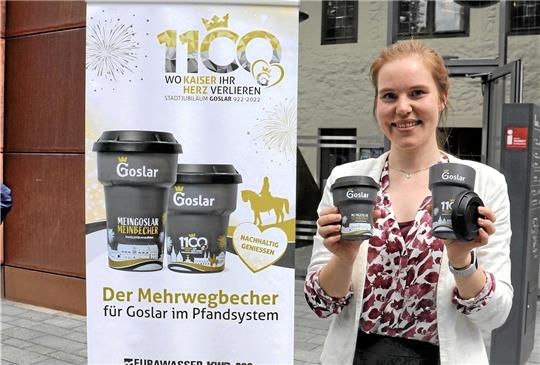 GMG-Mitarbeiterin Franzsika Exner präsentiert den Goslar-Pfandbecher. Foto: Kaspert