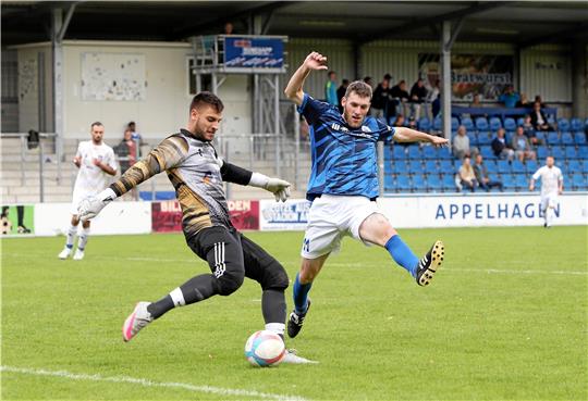 GSC 08-Spieler Joe Hartwig (re.) kommt im vorigen Heimspiel gegen den Torhüter von Union Salzgitter, Philipp Weykamp, zu spät. Am Sonntag gegen den SV Innerstetal soll der Ball wieder ins Tor. Foto: Neuendorf