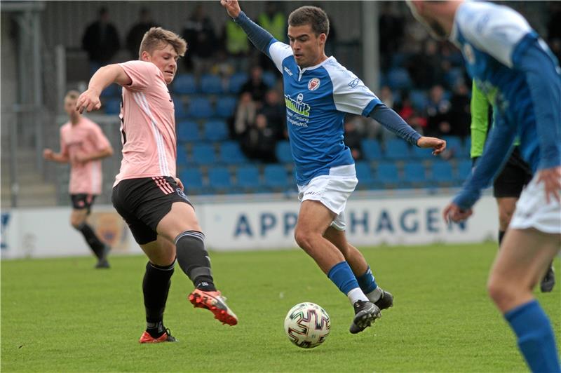 GSC-Regisseur Filipe Almeida Menke, Torschütze zum zwischenzeitlichen 2:0, tanzt den Lochtumer Bastian Wagner aus. Am Ende heißt es 9:0 für die Goslarer. Foto: Gietemann