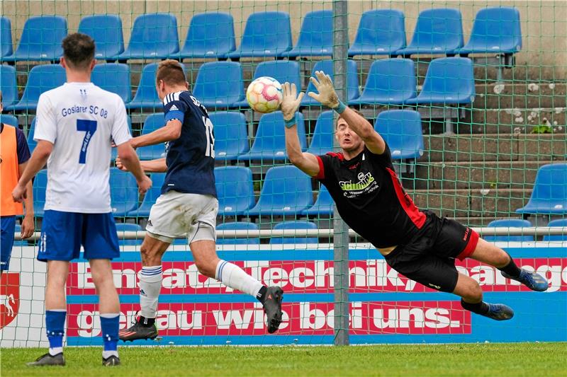 Goslarer SC 08 ist heiß auf den Derbysieg gegen Rammelsberg GSC-Torhüter Richard Fricke kassiert durch Lauritz Hecker (Mi.) den Anschlusstreffer des SC Gitter. Am Ende heißt es 3:3, das erste von vier Unentschieden in Folge für die Goslarer. Diese Serie soll morgen mit einem Sieg gegen Rammelsberg enden. Foto: Drechsler