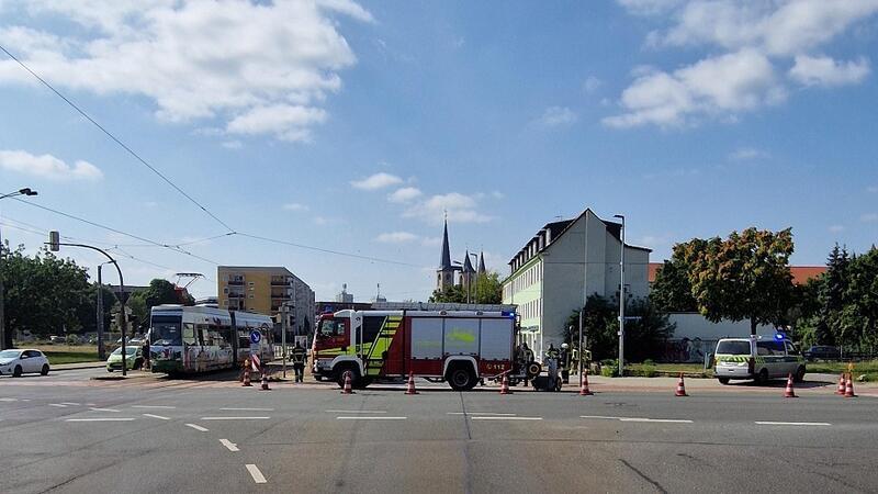 Bild zu Schwerer Unfall in Halberstadt: Motorradfahrer verletzt, Autofahrer flüchtig