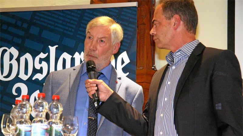 GZ-Chefredakteur Jörg Kleine (r.) im Gespräch mit Bad Harzburgs amtierenden Bürgermeister Ralf Abrahms bei der Podiumsdiskussion zur Bürgermeisterwahl 2019. Dieser tritt bei der Wahl am 13. September nicht erneut an.