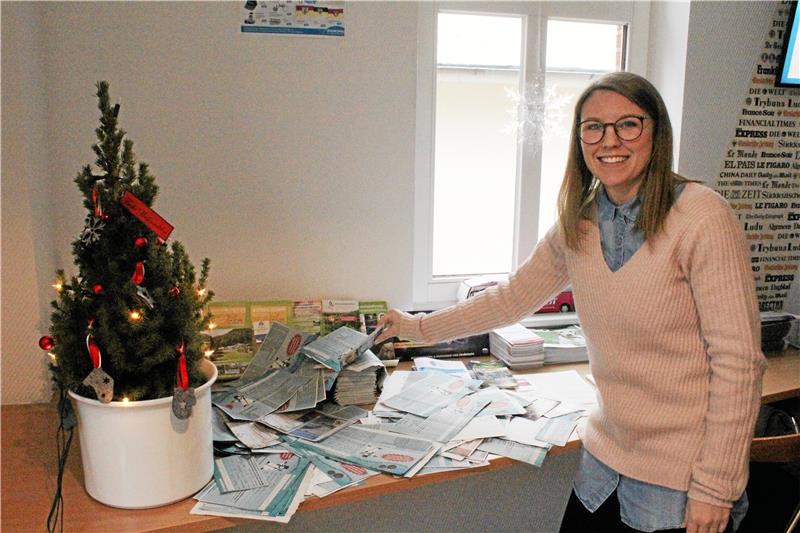 GZ-Mitarbeiterin Svenja Reichardt zieht als Glücksfee die Gewinner-Einsendungen des Weihnachtsrätsels in der Geschäftsstelle Bad Harzburg. Foto: Seltmann