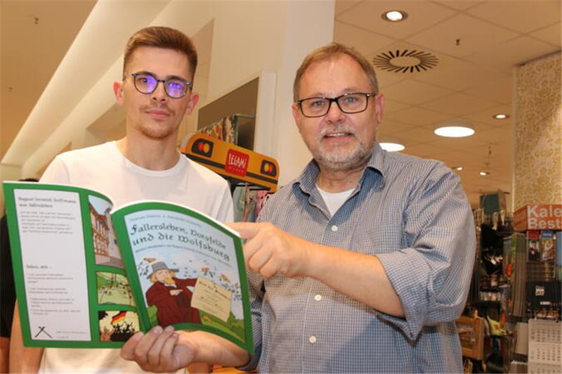 Auf den Spuren von August Heinrich Hoffmann von Fallersleben GZ-Praktikant Lennart Besecke und Kulturhistoriker Dr. Thomas Dahms.