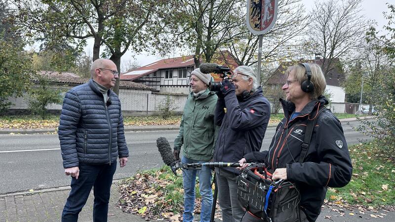 Zeitzeugen erzählen, wie sie 1989 den Harzer Mauerfall erlebten GZ-Redakteur Holger Schlegel (l.) zusammen mit dem ZDF-Team (v.l. Redakteur Oliver Deuker, Kameramann Ulf Neumann und Kameraassistent Olaf Krohn in Eckertal an der Stelle, an der einst die Menschen auf die Grenzöffnung warteten.