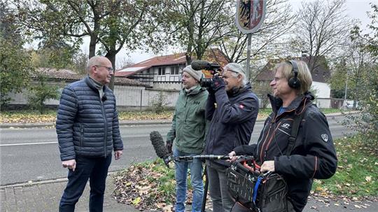 GZ-Redakteur Holger Schlegel (l.) zusammen mit dem ZDF-Team (v.l. Redakteur Oliver Deuker, Kameramann Ulf Neumann und Kameraassistent Olaf Krohn in Eckertal an der Stelle, an der einst die Menschen auf die Grenzöffnung warteten.