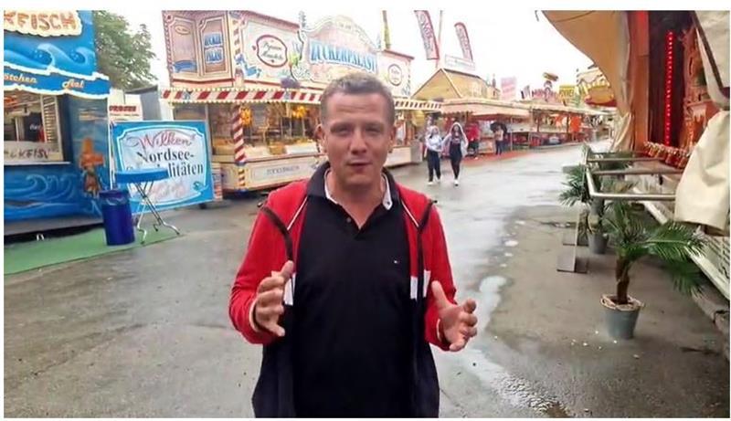 GZ-Redakteur Sebastian Sowa auf dem Rundgang über das Goslarer Schützen- und Volksfest. Foto: Roß