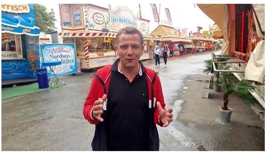 GZ-Redakteur Sebastian Sowa auf dem Rundgang über das Goslarer Schützen- und Volksfest. Foto: Roß